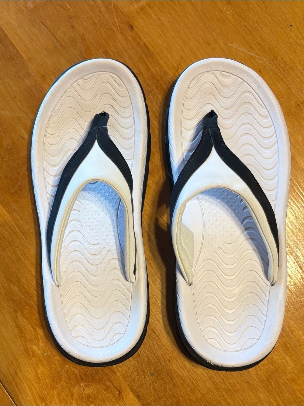Athletech Women’s Flip Flop Sandals White & Black Comfort Thong Sandals Size 8